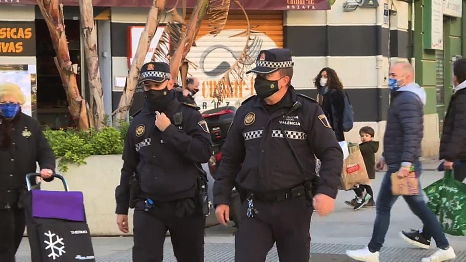 Agents de la Policia Local de València vigilen les terrasses del barri de Russafa