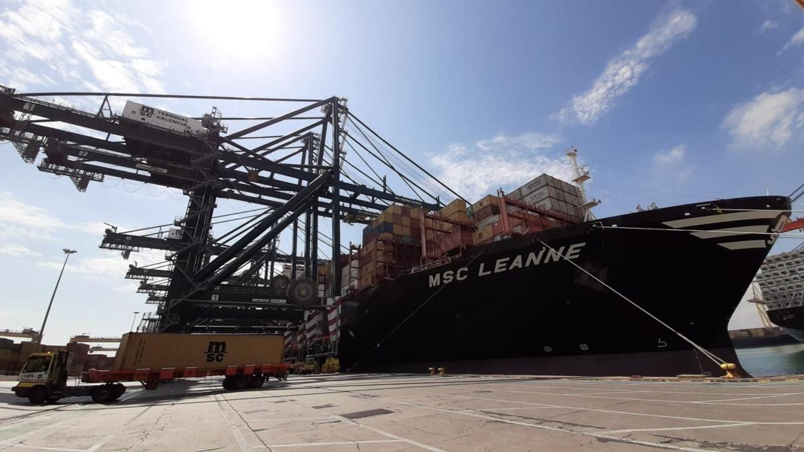 El vaixell, carregat amb material sanitari, al port de València