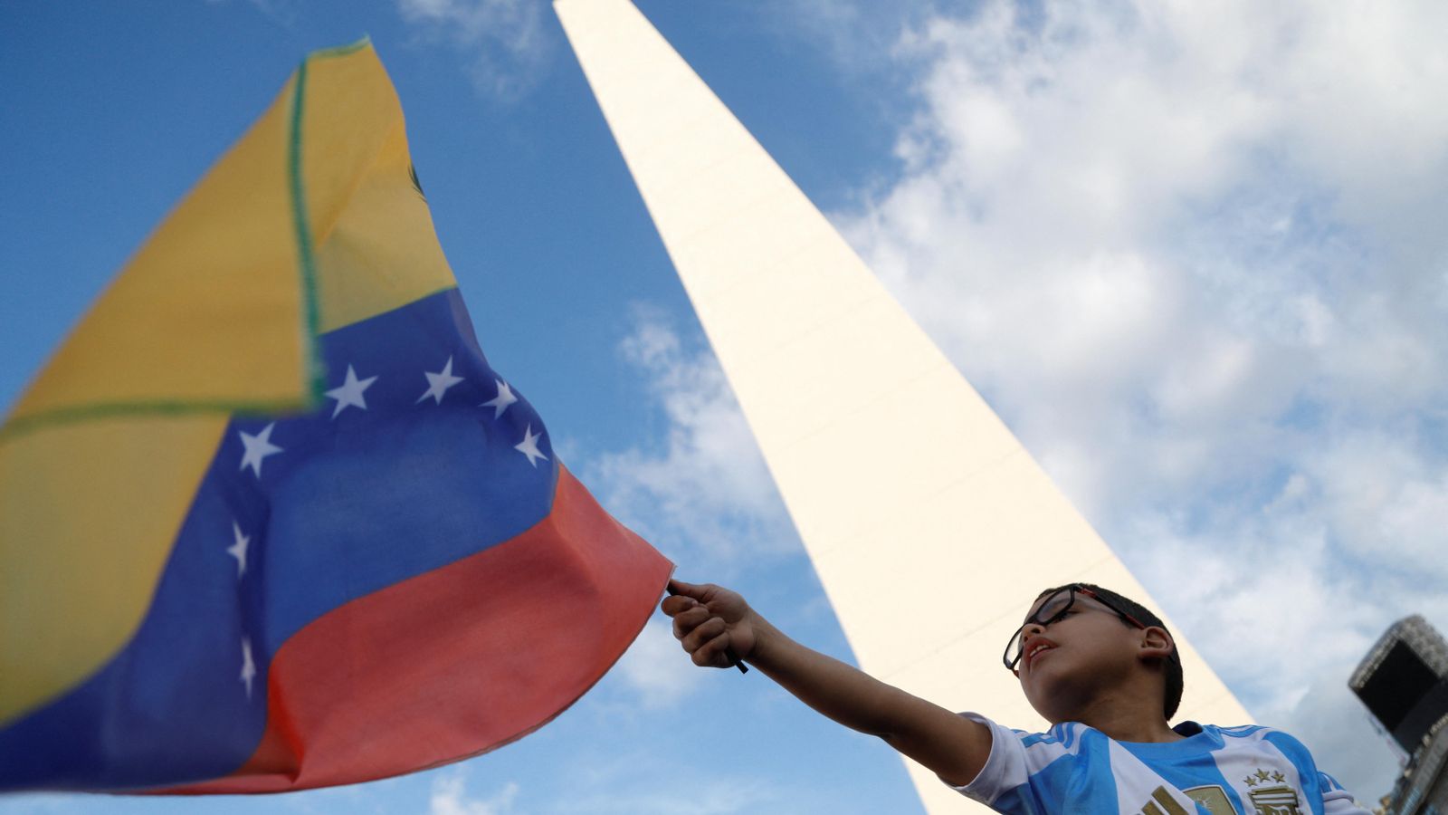 Un nen veneçolà aixeca una bandera durant una manifestació a l'Obelisc de Buenos Aires, Argentina Un nen veneçolà aixeca una bandera durant una manifestació a l'Obelisc per donar suport al candidat opositor de Veneçuela, Edmundo González, a Buenos Aires, Argentina
