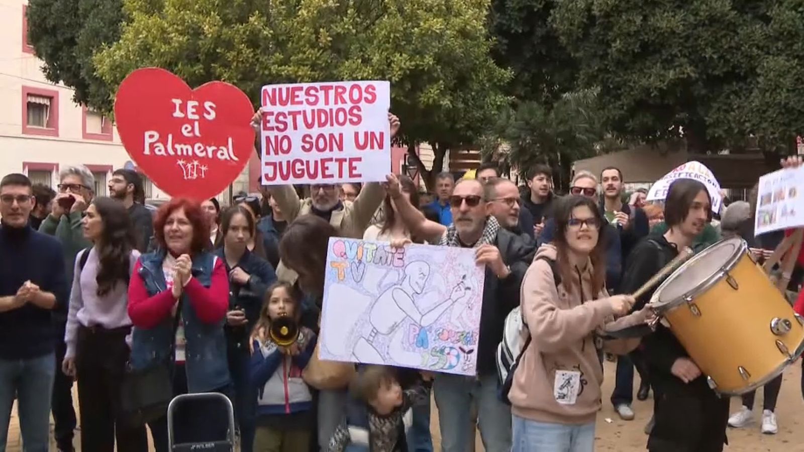 Estudiants i famílies de l'institut el Palmeral d'Oriola han protestat quan ha arribat el líder del PP valencià, Carlos Mazón