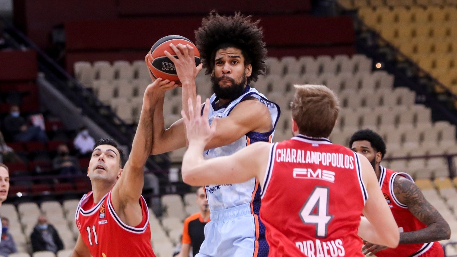 Labeyrie en una acció en el partit contra l'Olympiacos