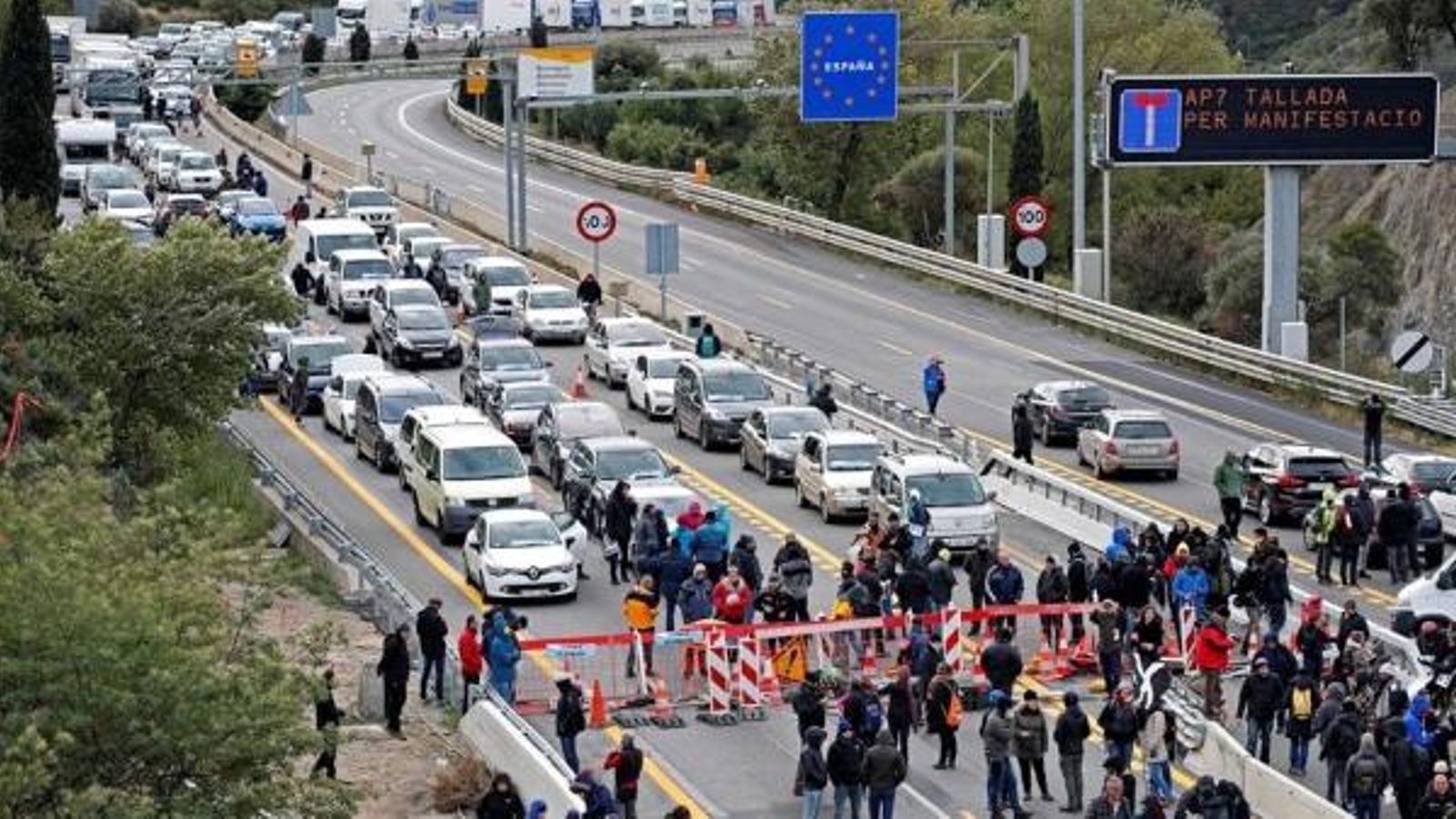 L'AP 7, tallada en el pas de la Jonquera