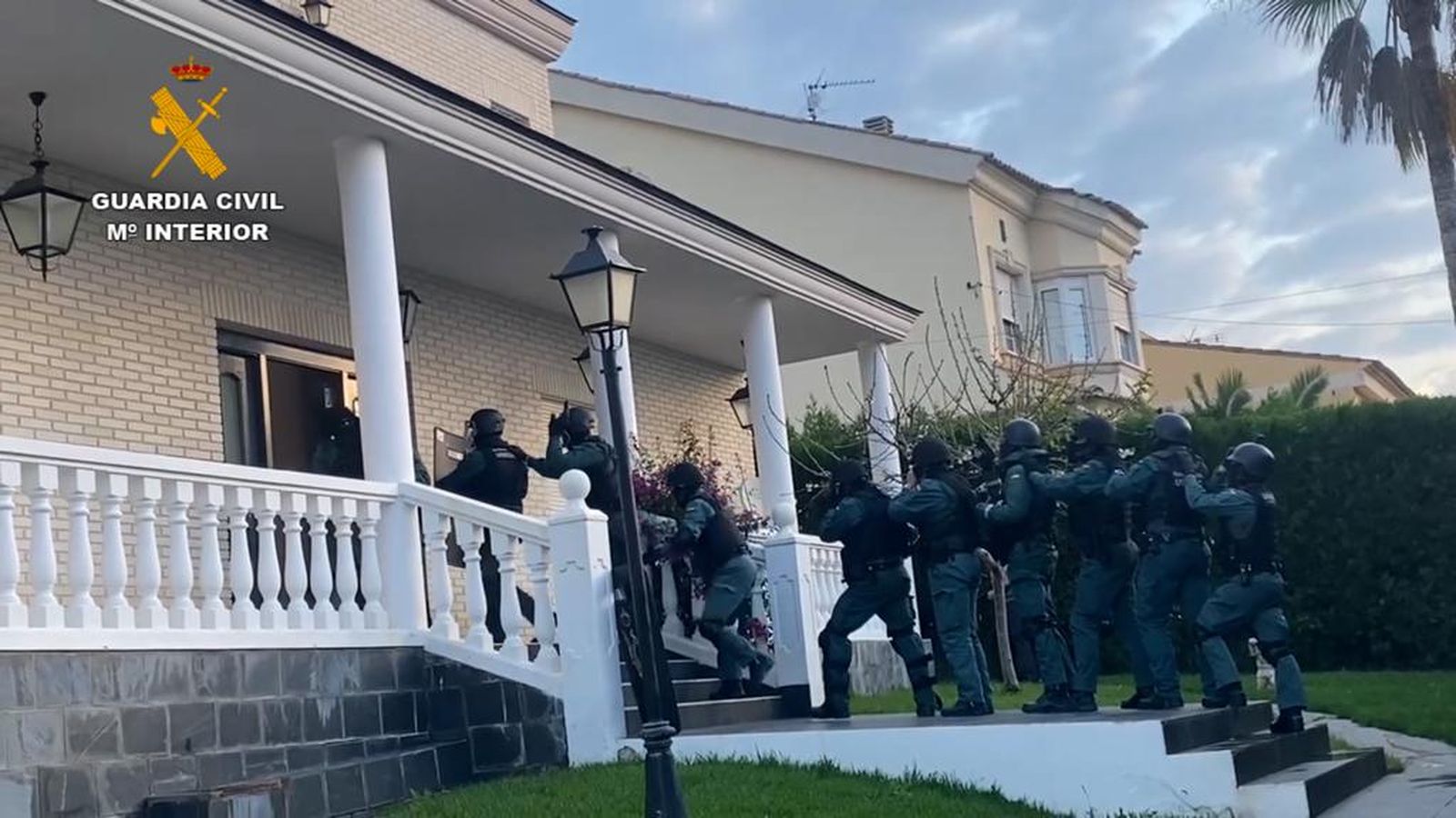 Moment de l'entrada de la Guàrdia Civil en un dels xalets