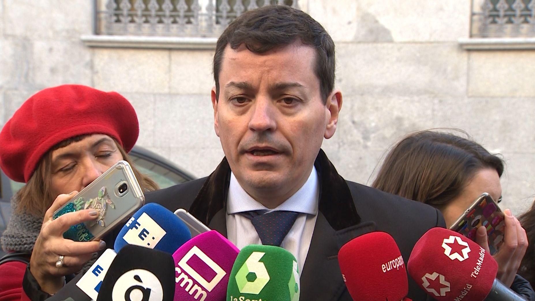 Bayo, en una imatge del 2019 a la porta del CGPJ, on va acudir per a demanar la llibertat de Zaplana Bayo, en una imatge del 2019 a les portes del CGPJ, on va acudir per a demanar la llibertat de Zaplana