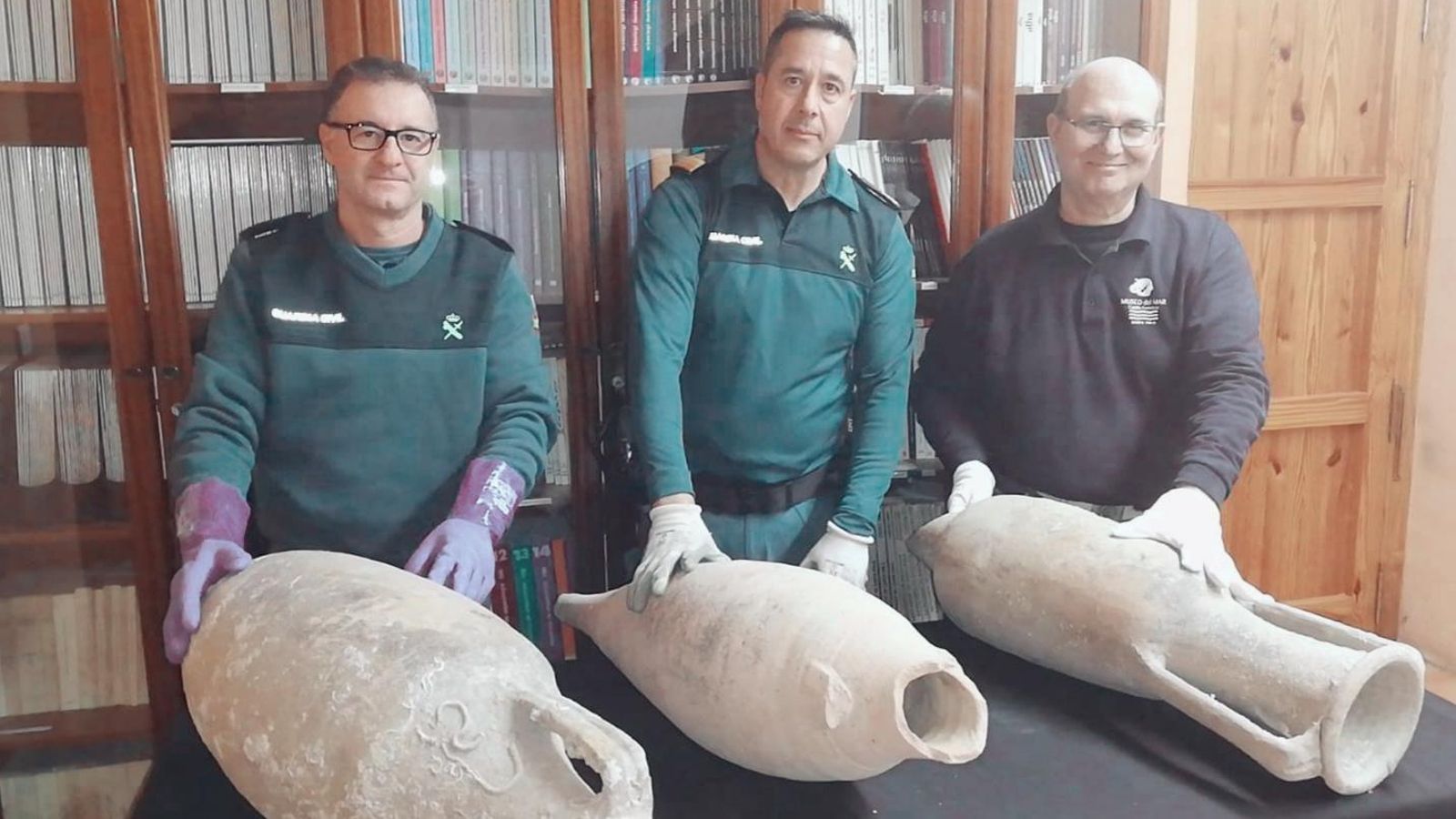 Els agents i tècnic amb les tres àmfores