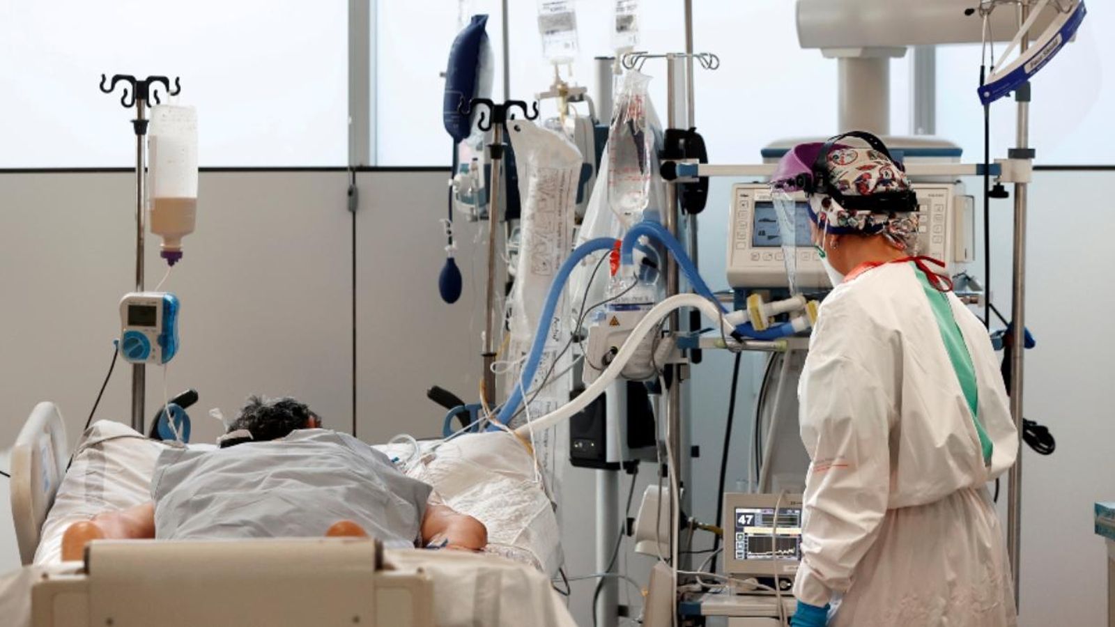 Una infermera de l'UCI del Complex Hospitalari de Navarra atén un pacient ingressat en la UCI