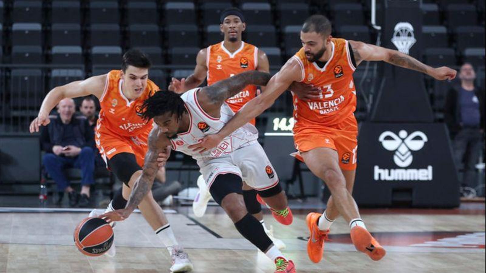 Chris Jones, en una acció del duel amb Darius Thompson Chris Jones, en una acció del duel amb Darius Thompson