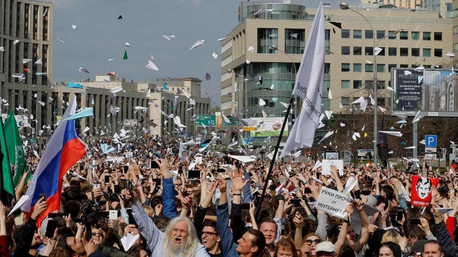 Milers de persones s'han manifestat al crit de "No volem televisió, volem Telegram"