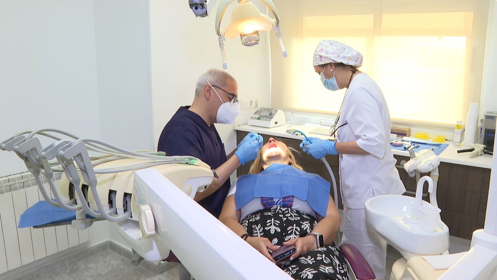 Professionals d'una clínica dental amb una pacient