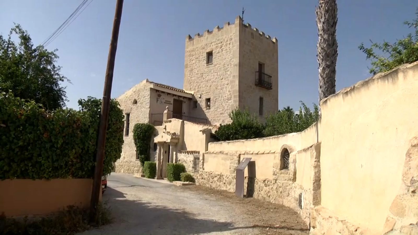 Una de les torres defensives integrades en vivendes que es conserven a l'horta d'Alacant