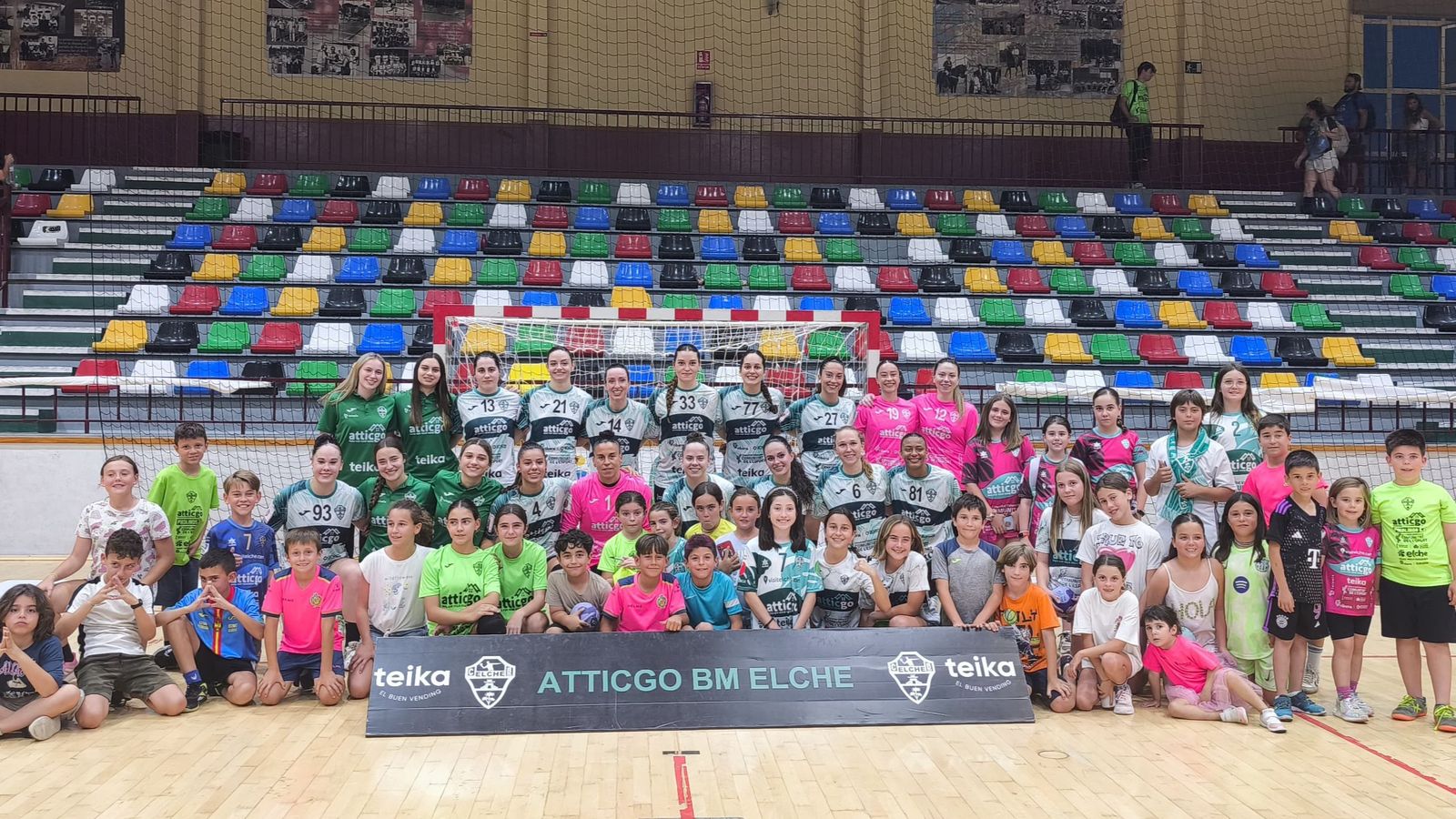 La plantilla de l'Handbol Elx, després del triomf a l'Esperanza Lag
