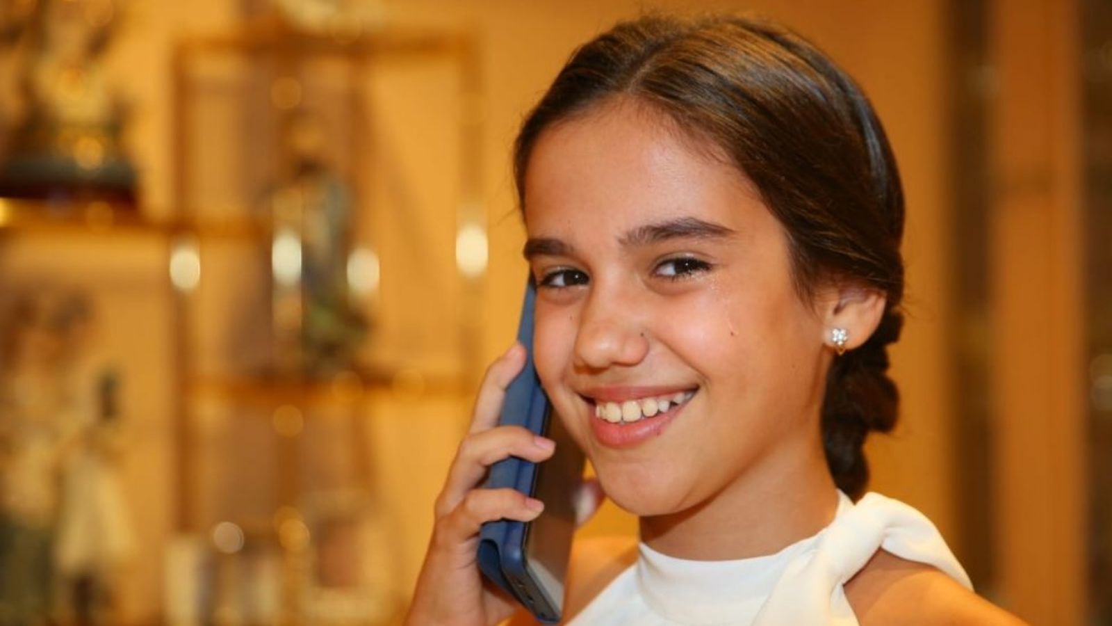 Sara Larrazábal, fallera major infantil de València 2019, moments després de la telefonada de l'alcalde Joan Ribó
