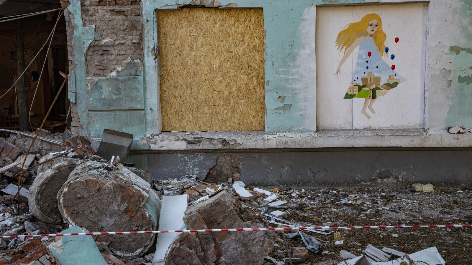 Enderrocs d'una escola després del bombardeig en el centre de Donetsk, Ucraïna