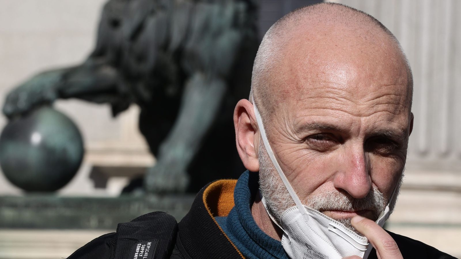 L'escriptor Alejandro Palomas a les portes del Congrés