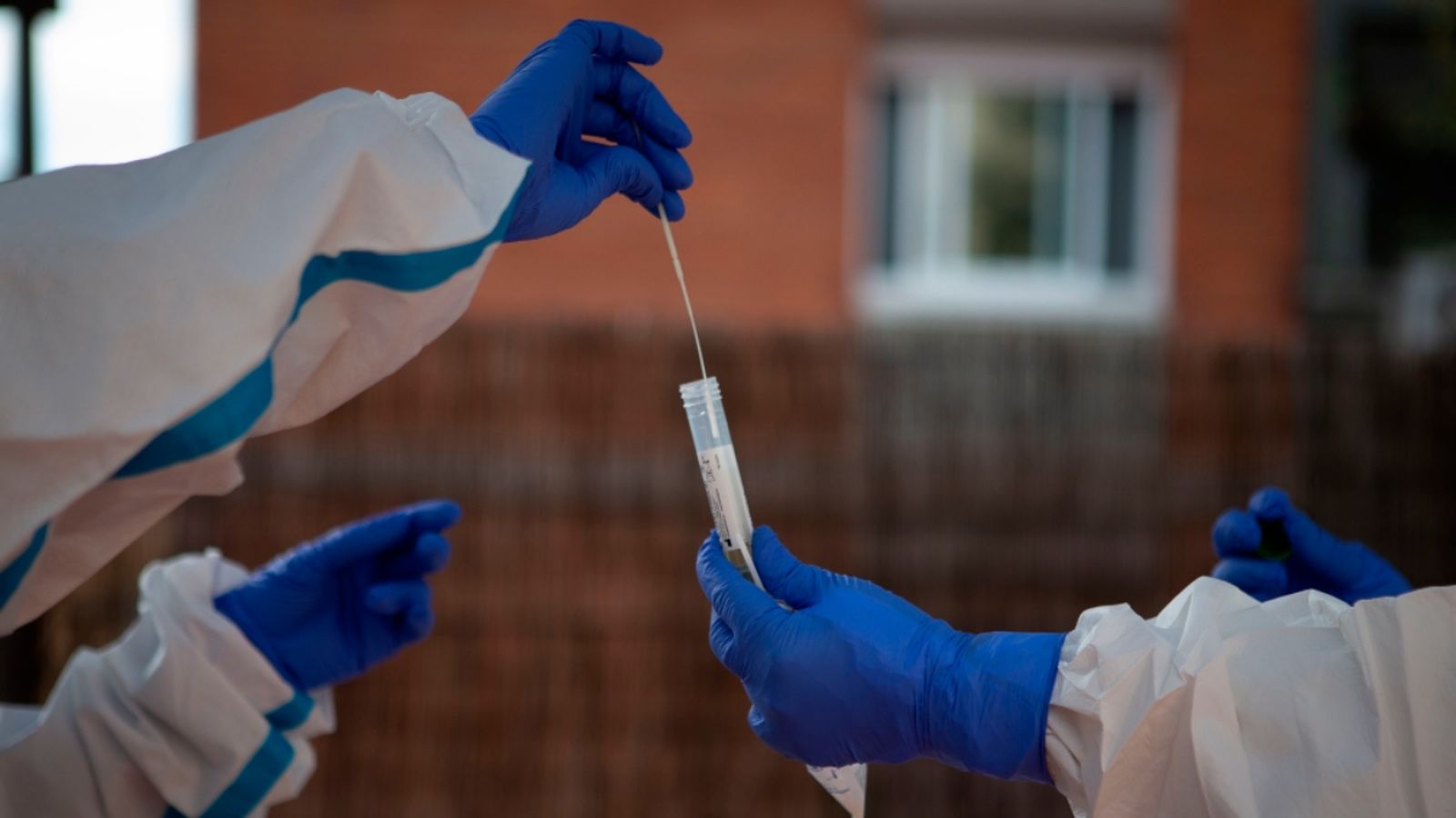 Personal sanitari fa proves PCR, en una imatge d'arxiu