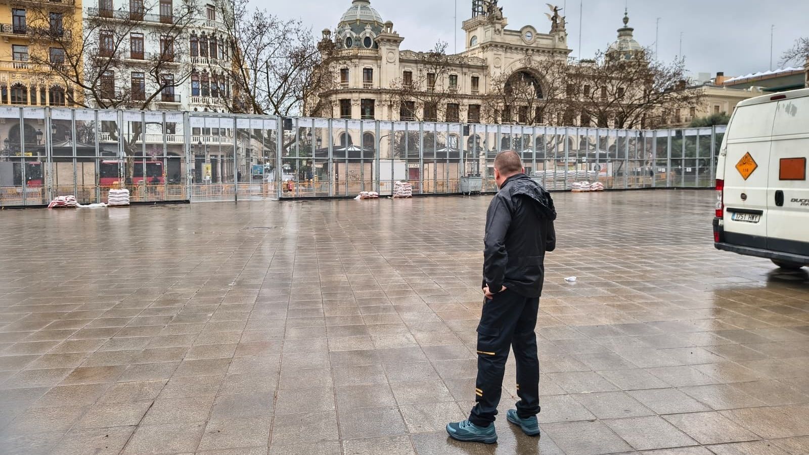 L'espai de les mascletaes de València completament buit de pólvora en suspendre's la disparada d'este dijous