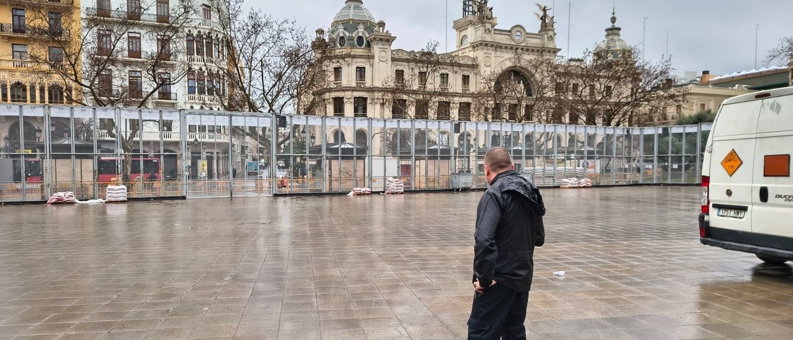 L'espai de les mascletaes de València completament buit de pólvora en suspendre's la disparada d'este dijous