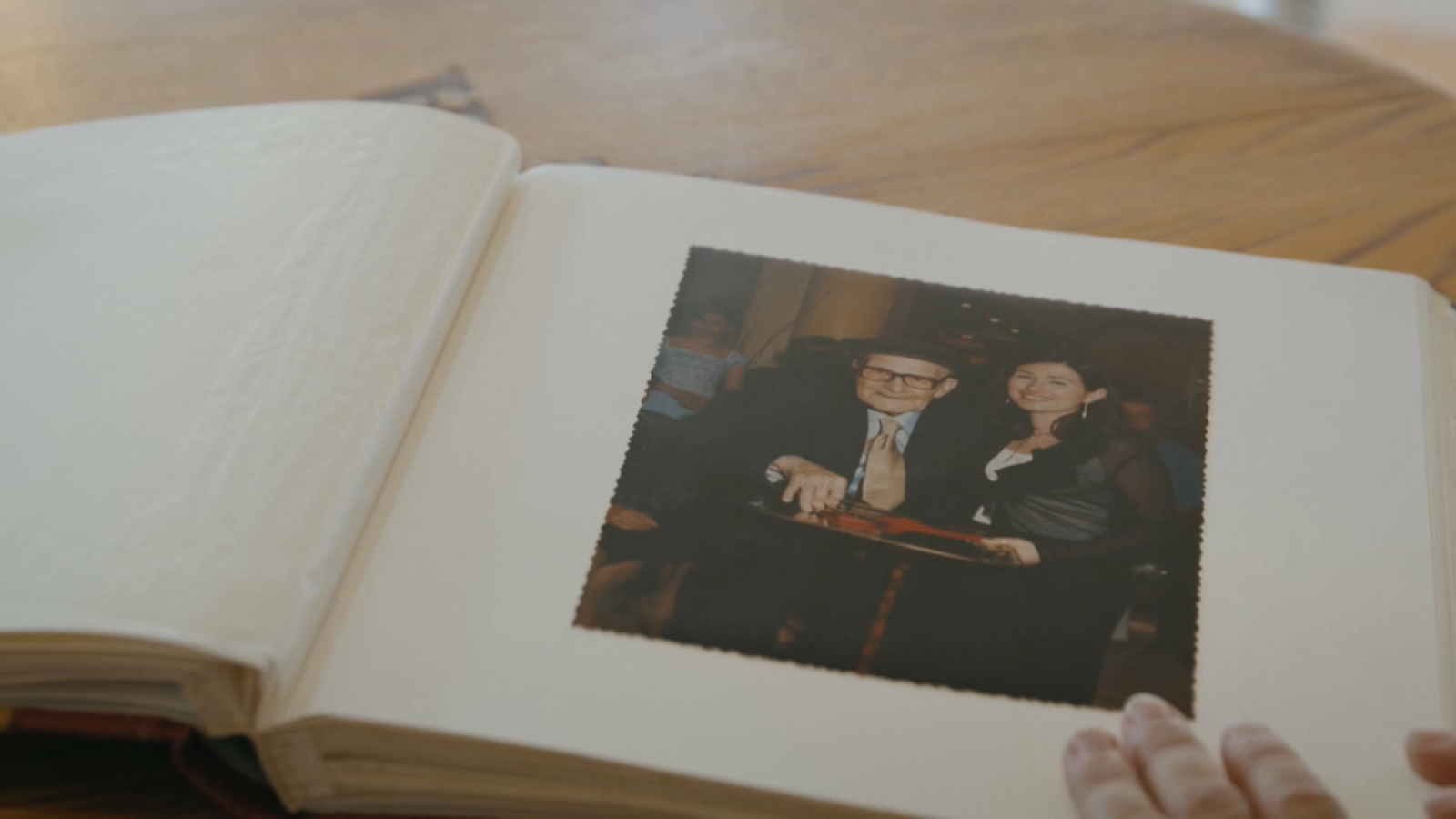 El iaio de Verónica, l'any 2000 quan van inaugurar la reforma del local