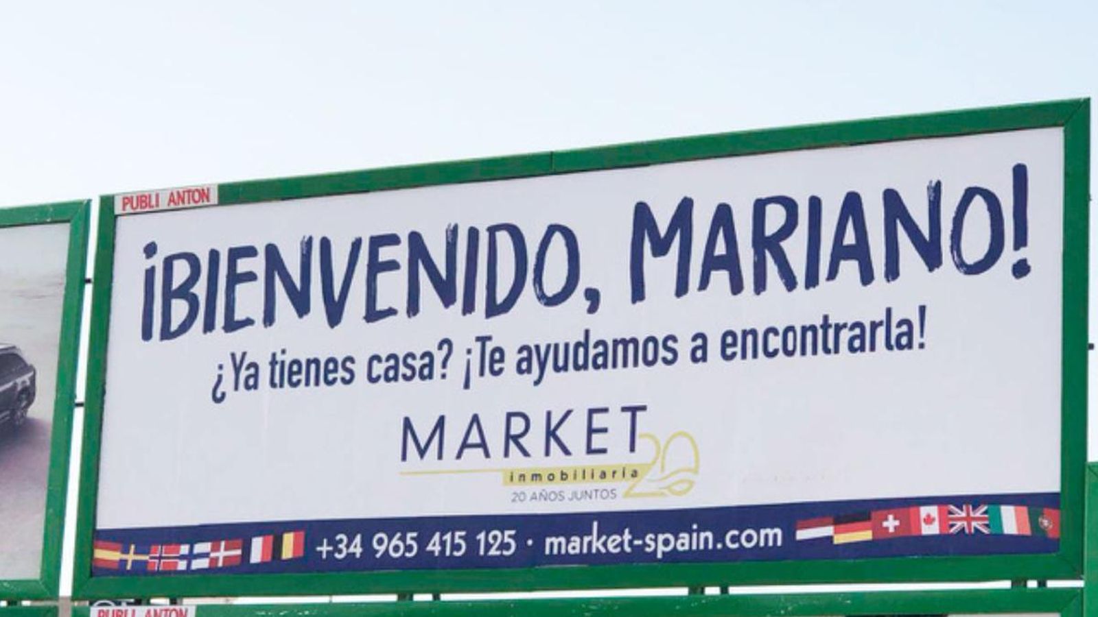 Imatge de la tanca publicitària d'una immobiliària de Santa Pola