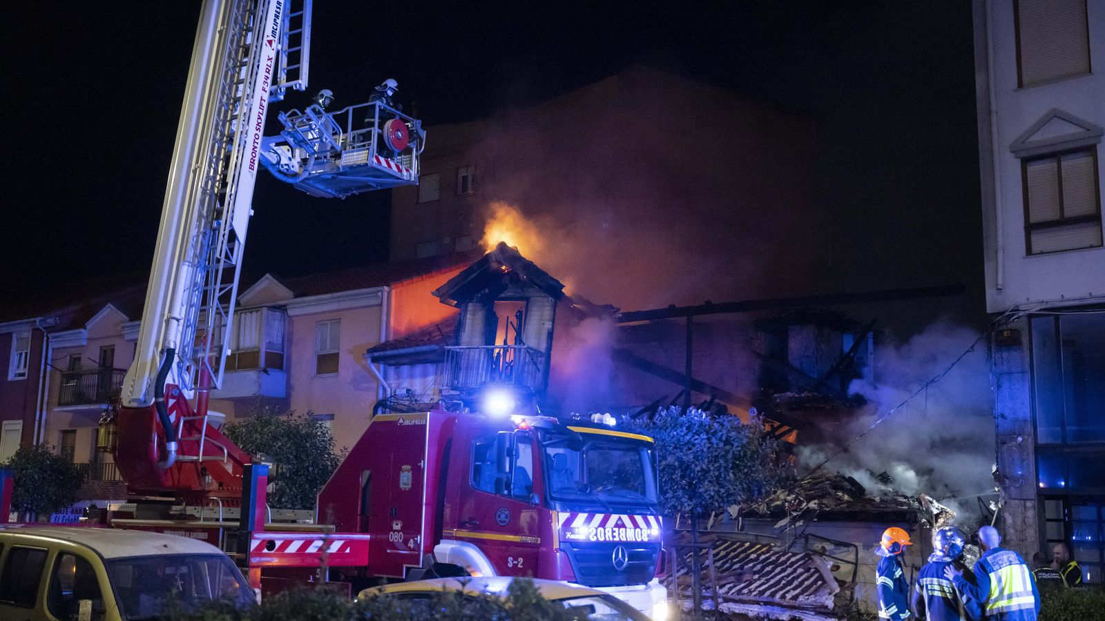 Els bombers treballen per apagar les flames de l'edifici afonat a Santander