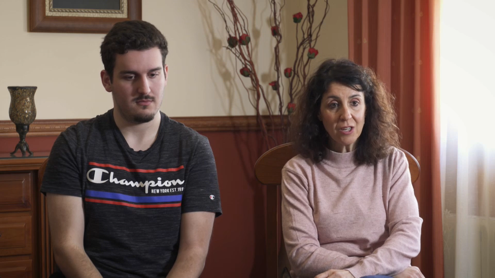 Carlos amb sa mare mentre relaten els fets a l'equip de Zoom