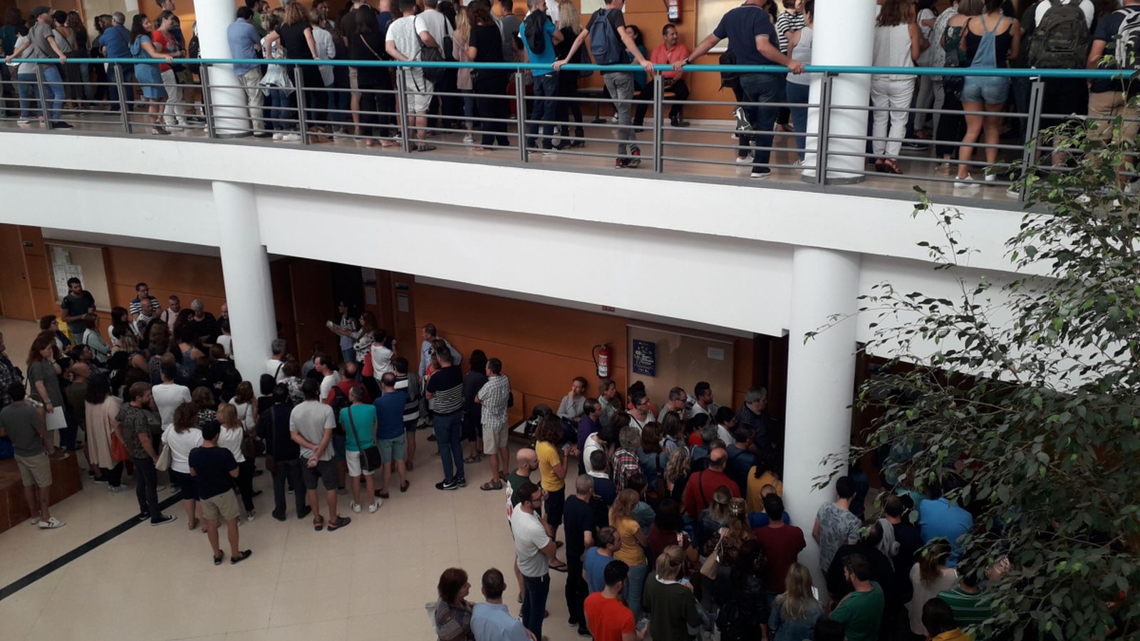 43.000 persones opositen hui a la Comunitat Valenciana per a 424 places de zelador i 219 en Correus | Menxu Illán