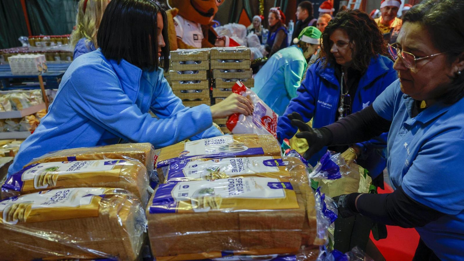 El repartiment del Banc d'Aliments a l'estadi de Mestalla.