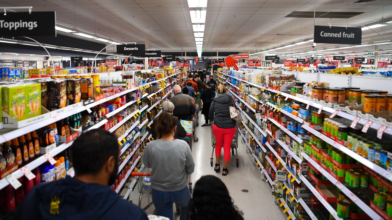 Clients d’un supermercat fan cua en un supermercat de Canberra, hores abans d’entrar en vigor el confinament