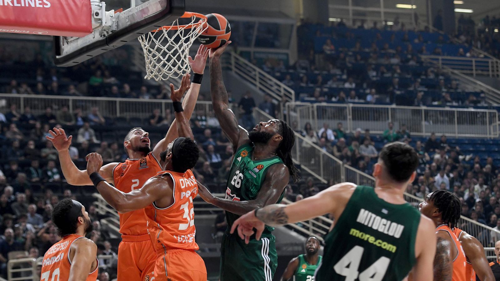 Mathias Lessort, del Panathinaikos, fa una cistella davant la defensa de Puerto i Davies