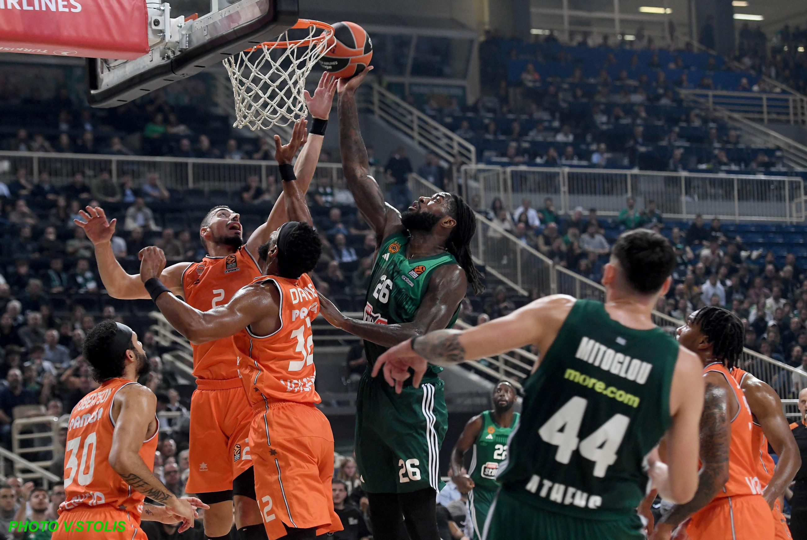 Mathias Lessort, del Panathinaikos, fa una cistella davant la defensa de Puerto i Davies Mathias Lessort, del Panathinaikos, fa una cistella davant la defensa de Puerto i Davies
