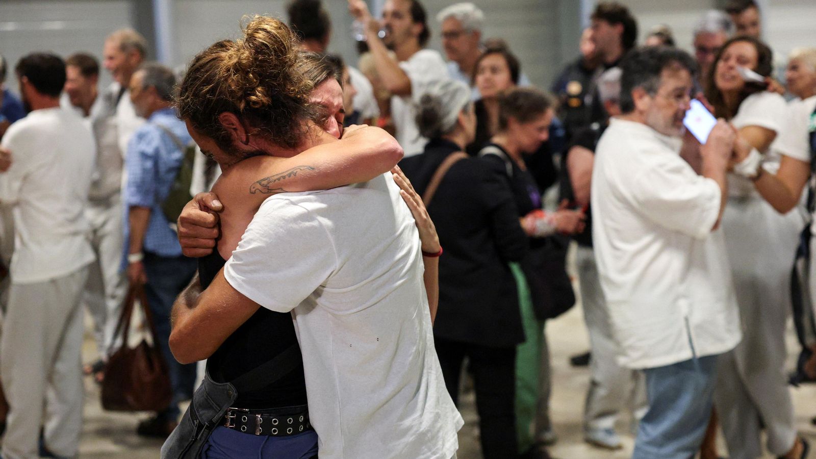 Abraçada amb els familiars d'un dels primers activistes espanyols alliberats