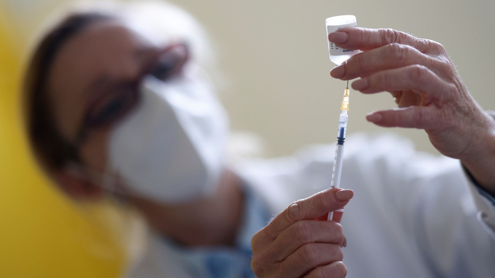 Una infermera carrega una xeringa amb una dosis de la vacuna contra la Covid-19 a França