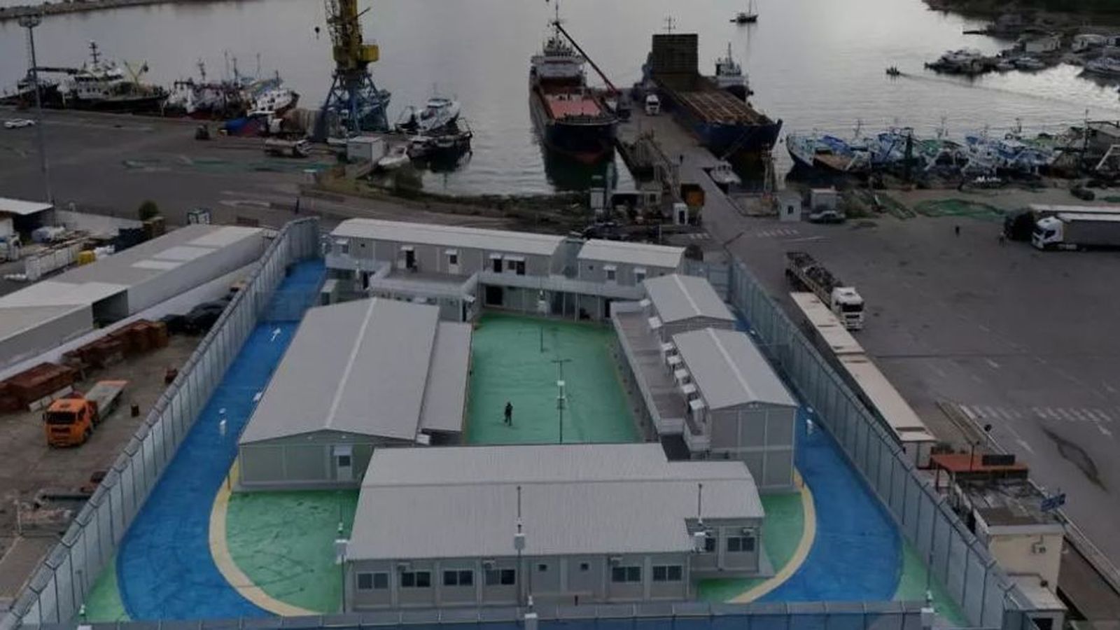 Centre de immigrantes construït per Itàlia en el port de Shengjin, Albània,