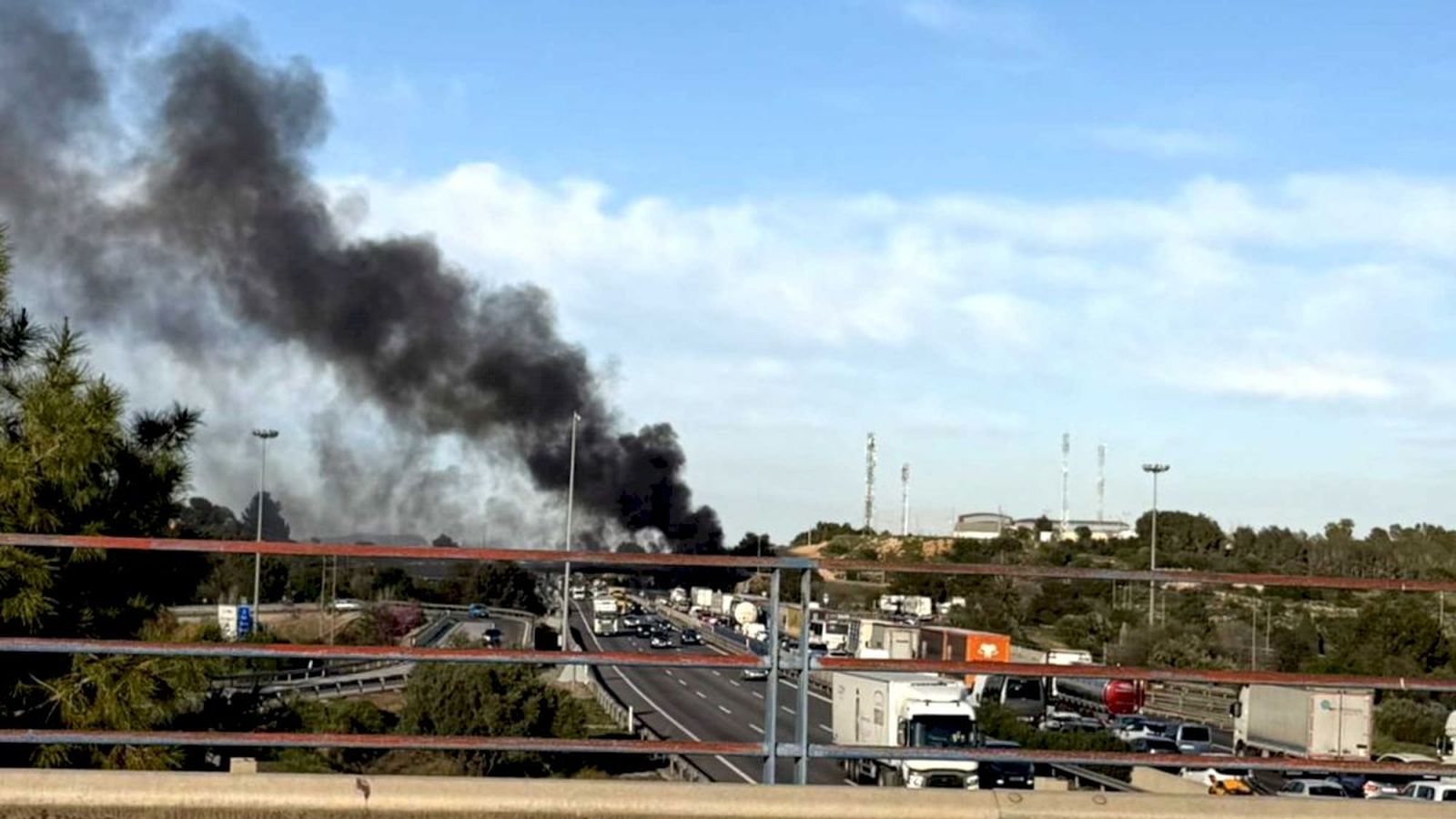 Retenció a l'A-7 el passat dijous després d'incendiar-se un camió