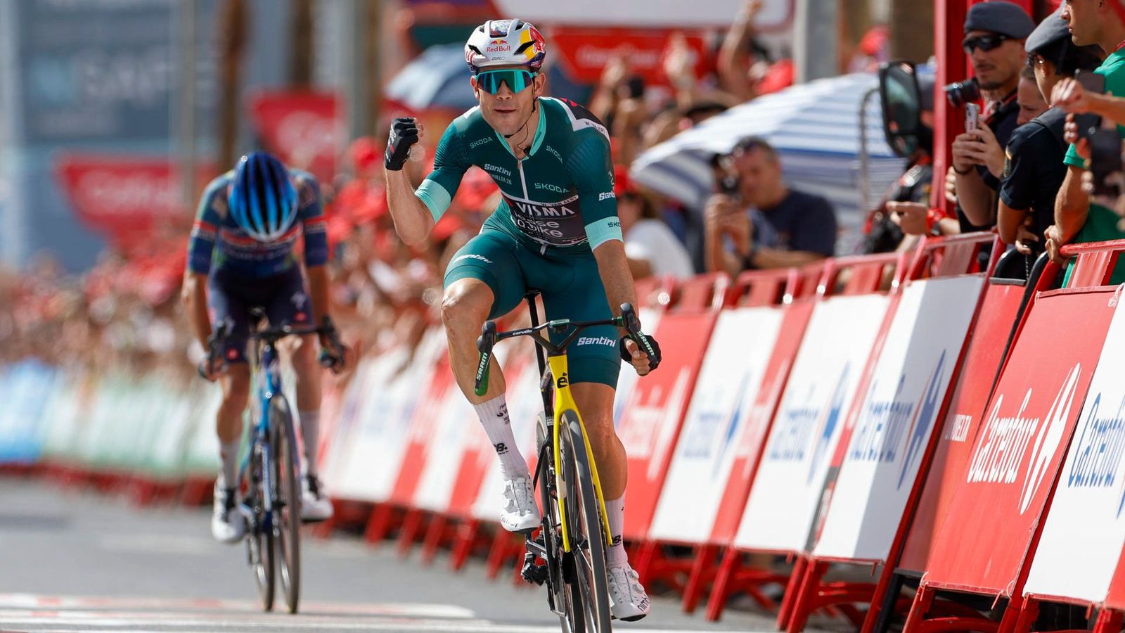 Wout Van Aert celebra la victòria