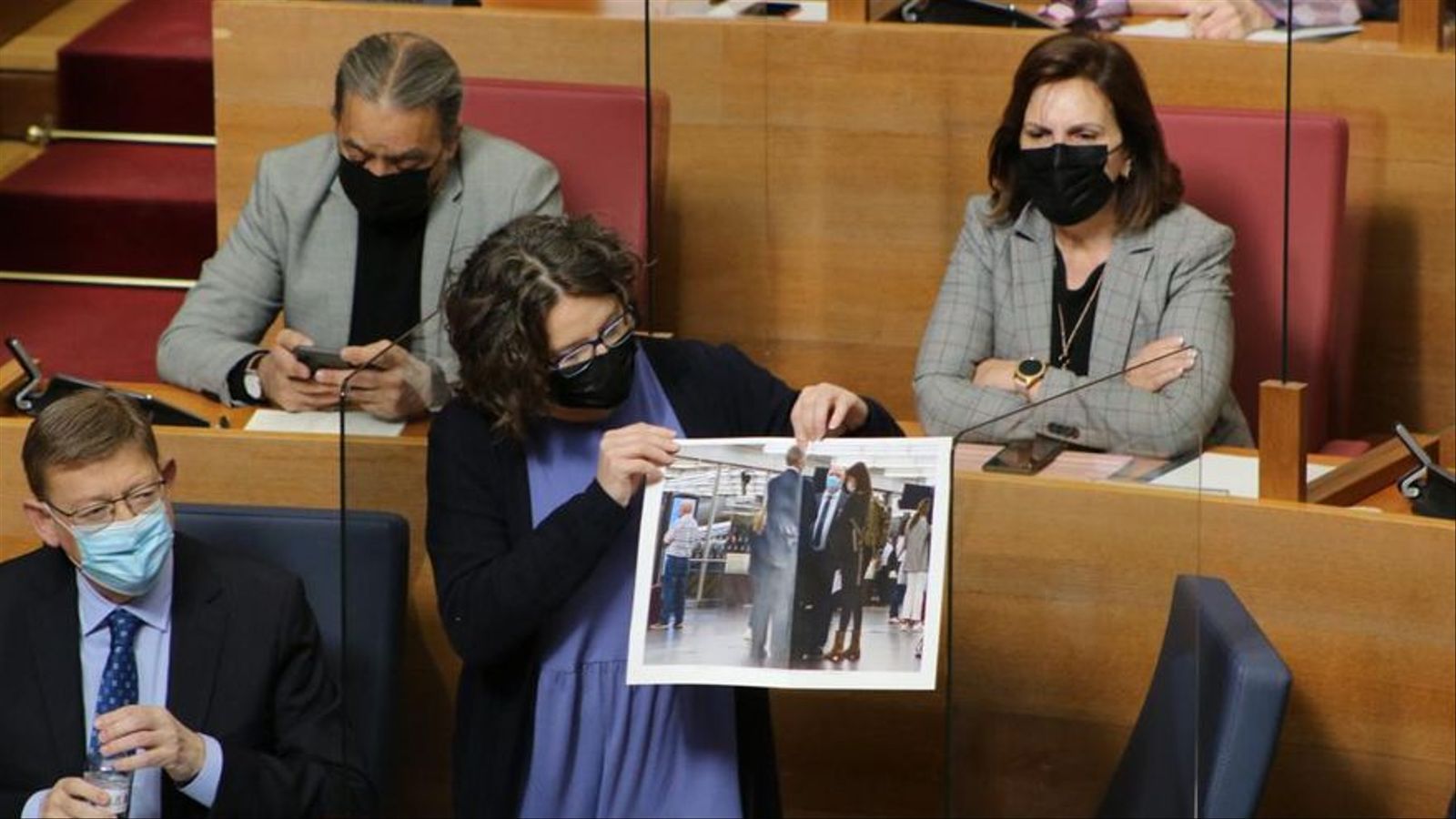 Oltra mostra a les Corts una foto de la reunió a l'estació de l'AVE entre Francico Camps, la denunciant Cristina Seguí i el director de Ribera Salud, Alberto de Rosa