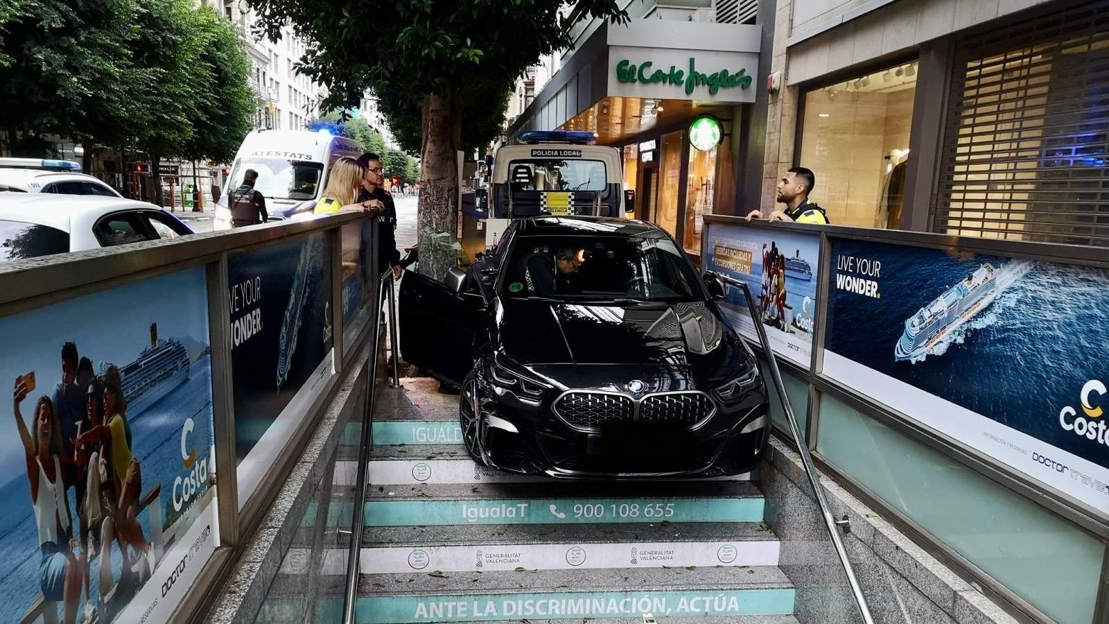 Imatge del cotxe accidentat en una de les entrades del metro de Colom Imatge del cotxe accidentat a una de les entrades del metro de Colom