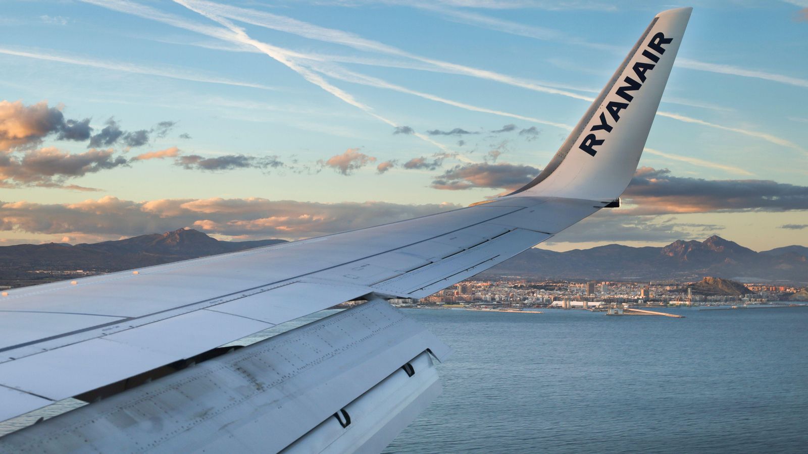 Un avió de Ryanair s'aproxima a la costa d'Alacant quan inicia les maniobres d'aterratge en l'aeroport de l'Altet