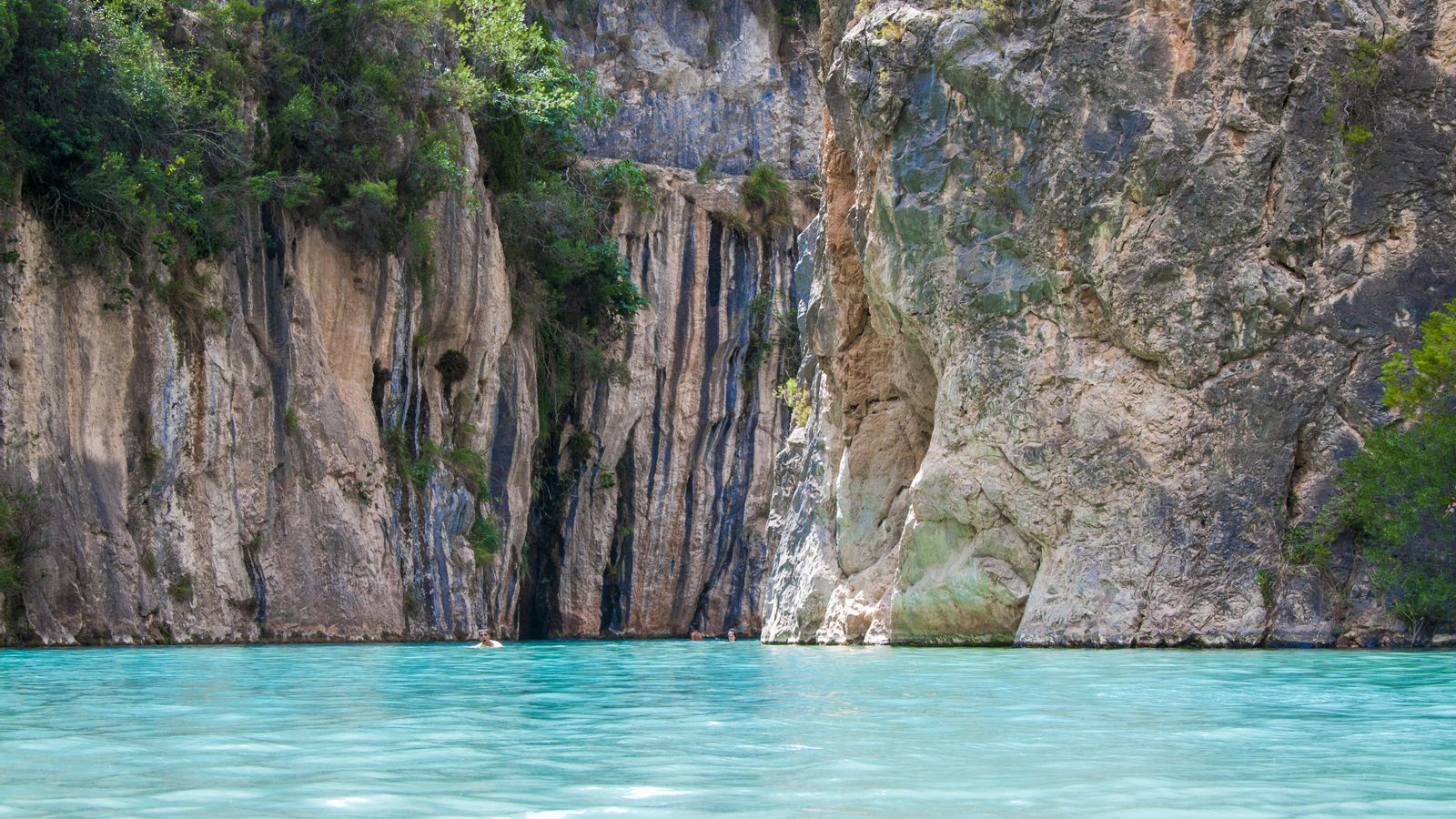Un home i el net beuen a la Fuente de los Baños, a Montanejos