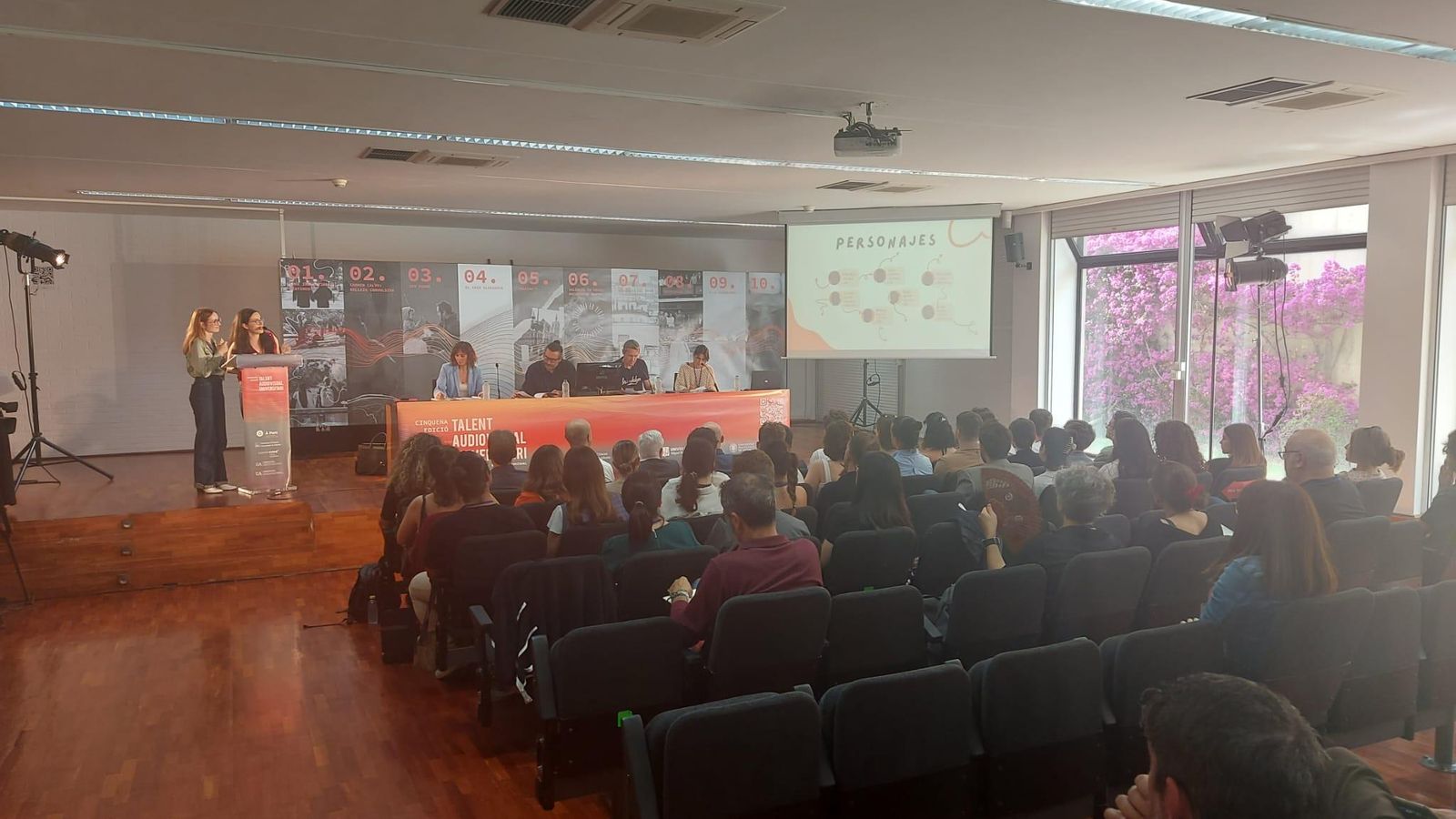Alumnes exposant el seu projecte en el Talent Audiovisual Universitari, Pitching Universitats Valencianes-Sector Audiovisual