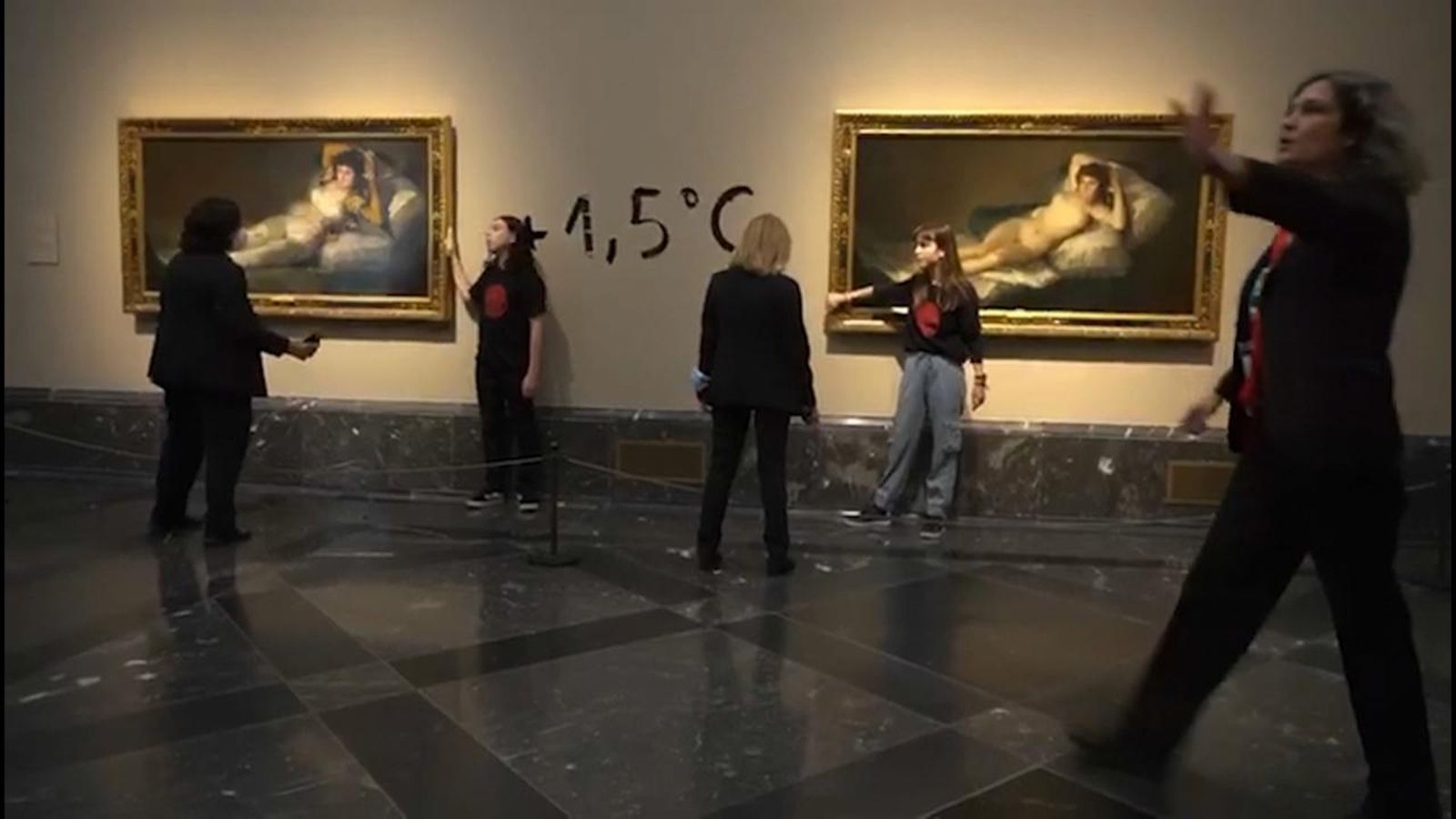 Imatges del moment en què s'ha fet l'acció de protesta