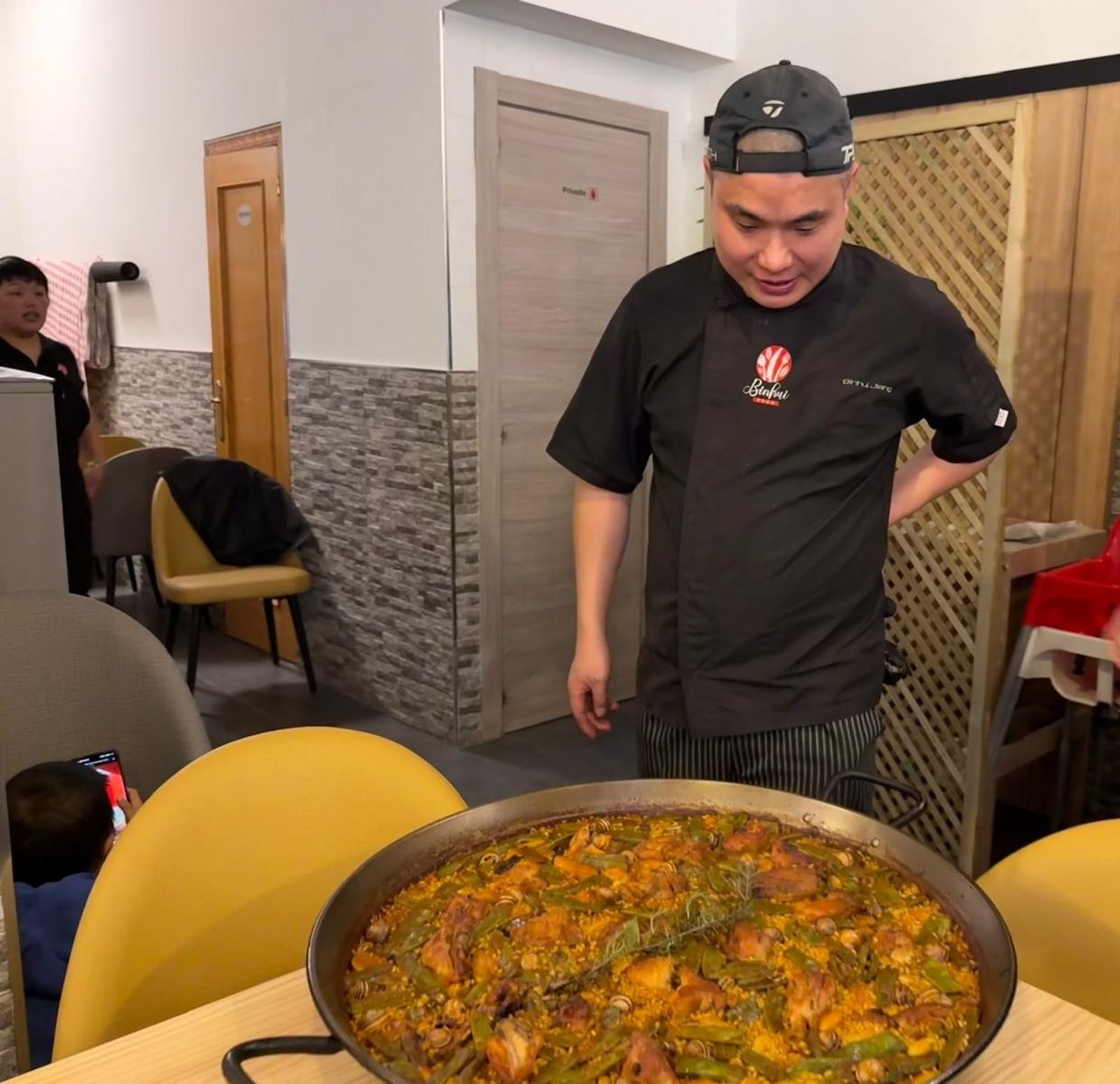 Binhui Jiang viu a València des del 2004 i és un apassionat dels arrossos típics de la nostra gastronomia