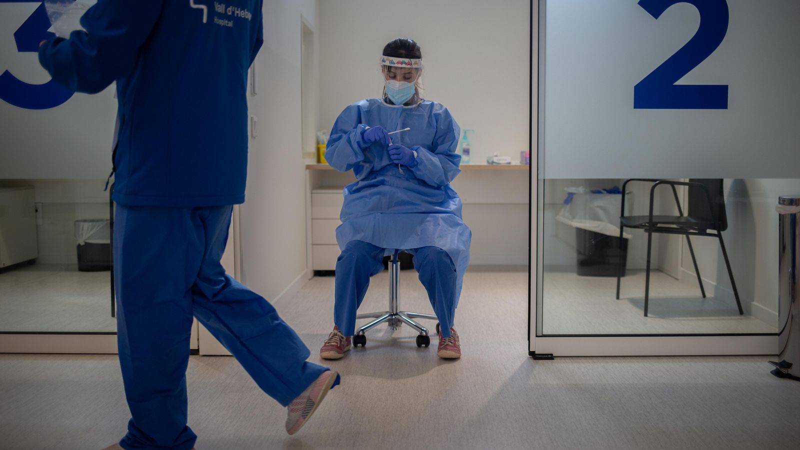 Una sanitària prepara una prova PCR