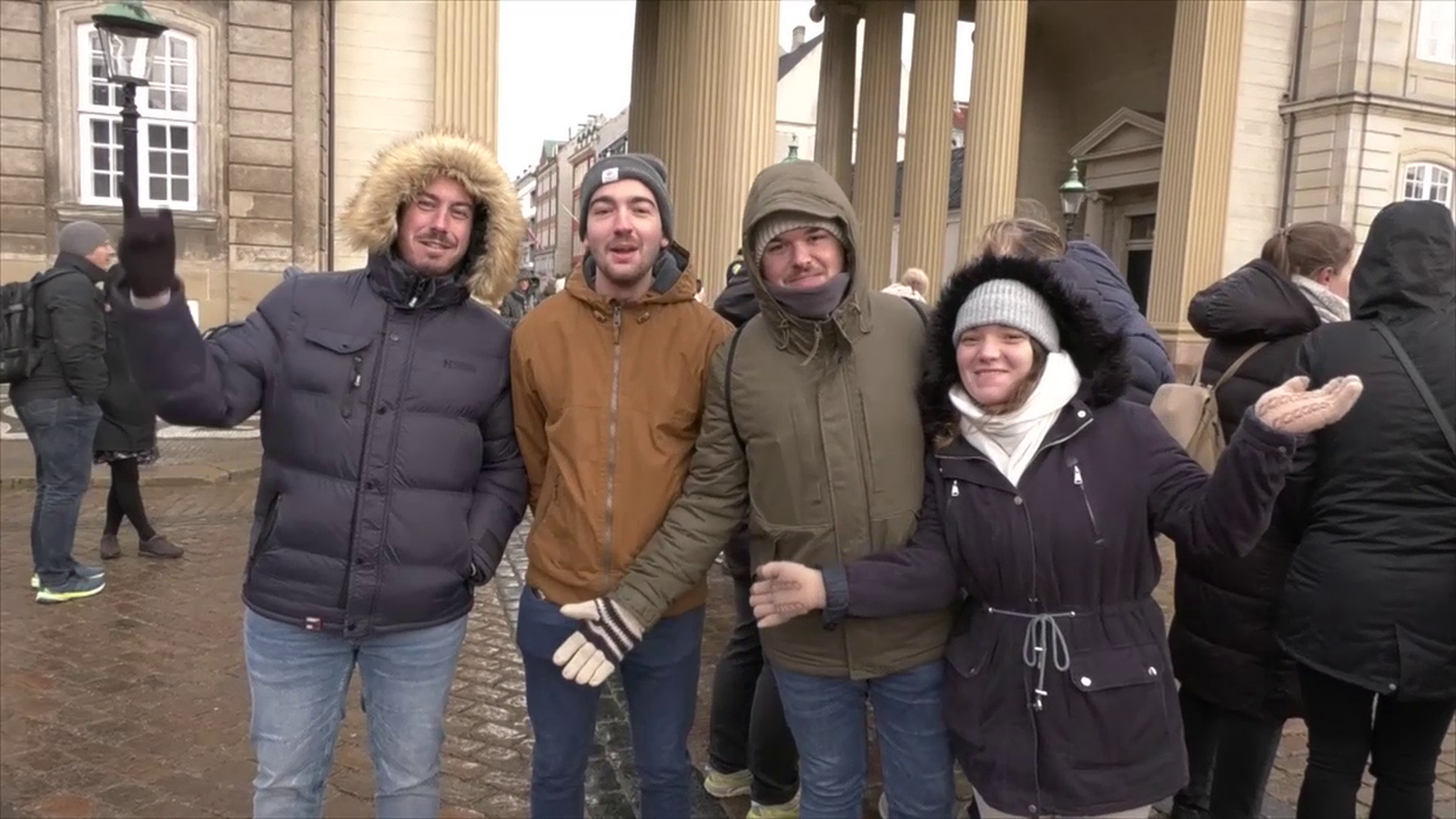 Així és el canvi de guàrdia al palau d'Amalienborg de Copenhaguen