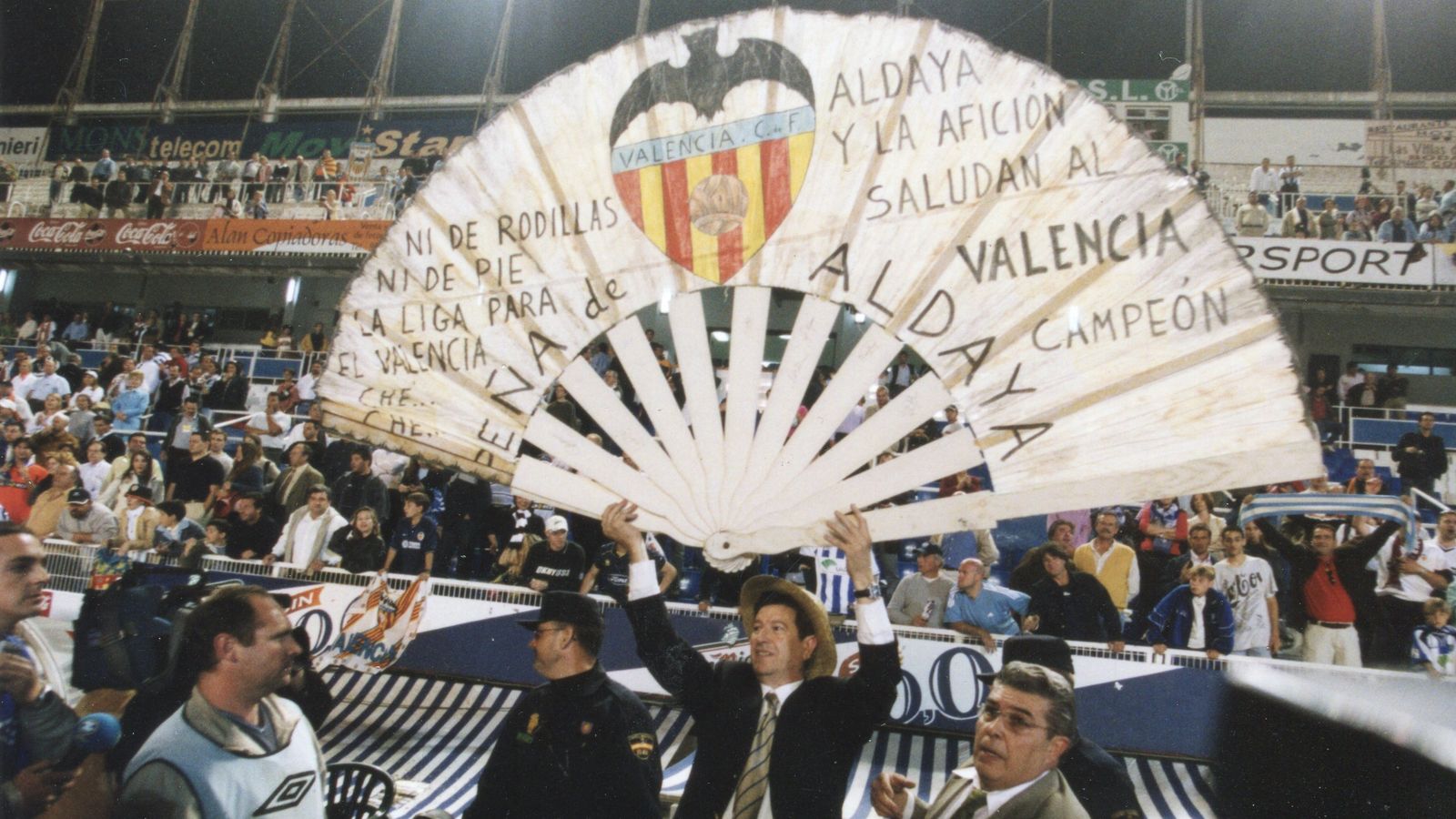 El president del València en la 2001-2002, Jaume Ortí, trau el palmito a la Rosaleda