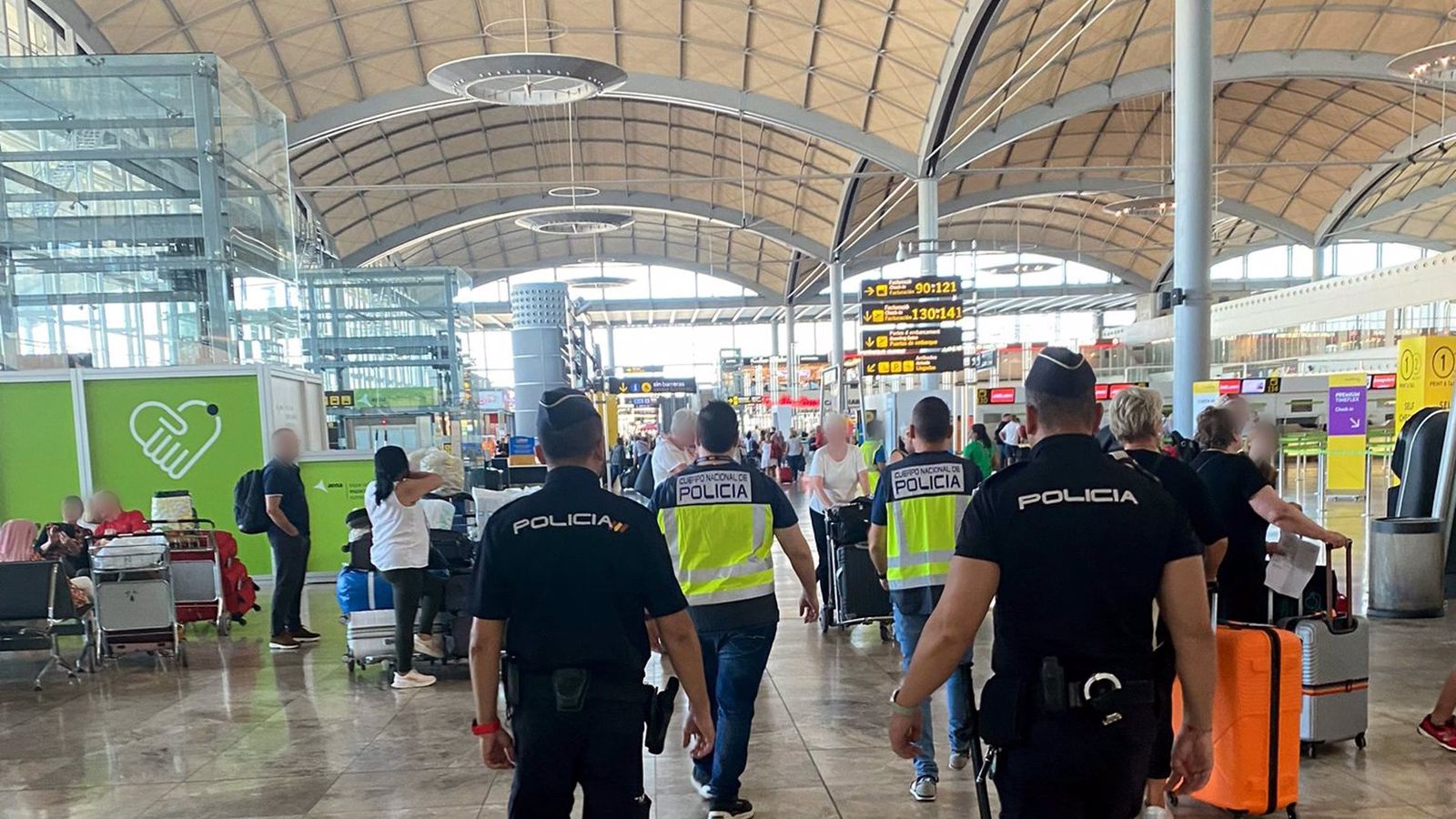 Agents de la Policia Nacional en l'aeroport d'Alacant-Elx