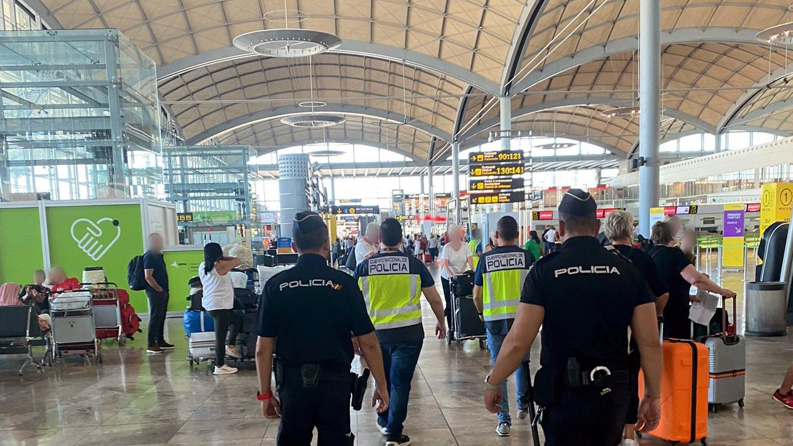 Agents de la Policia Nacional en l'aeroport d'Alacant-Elx