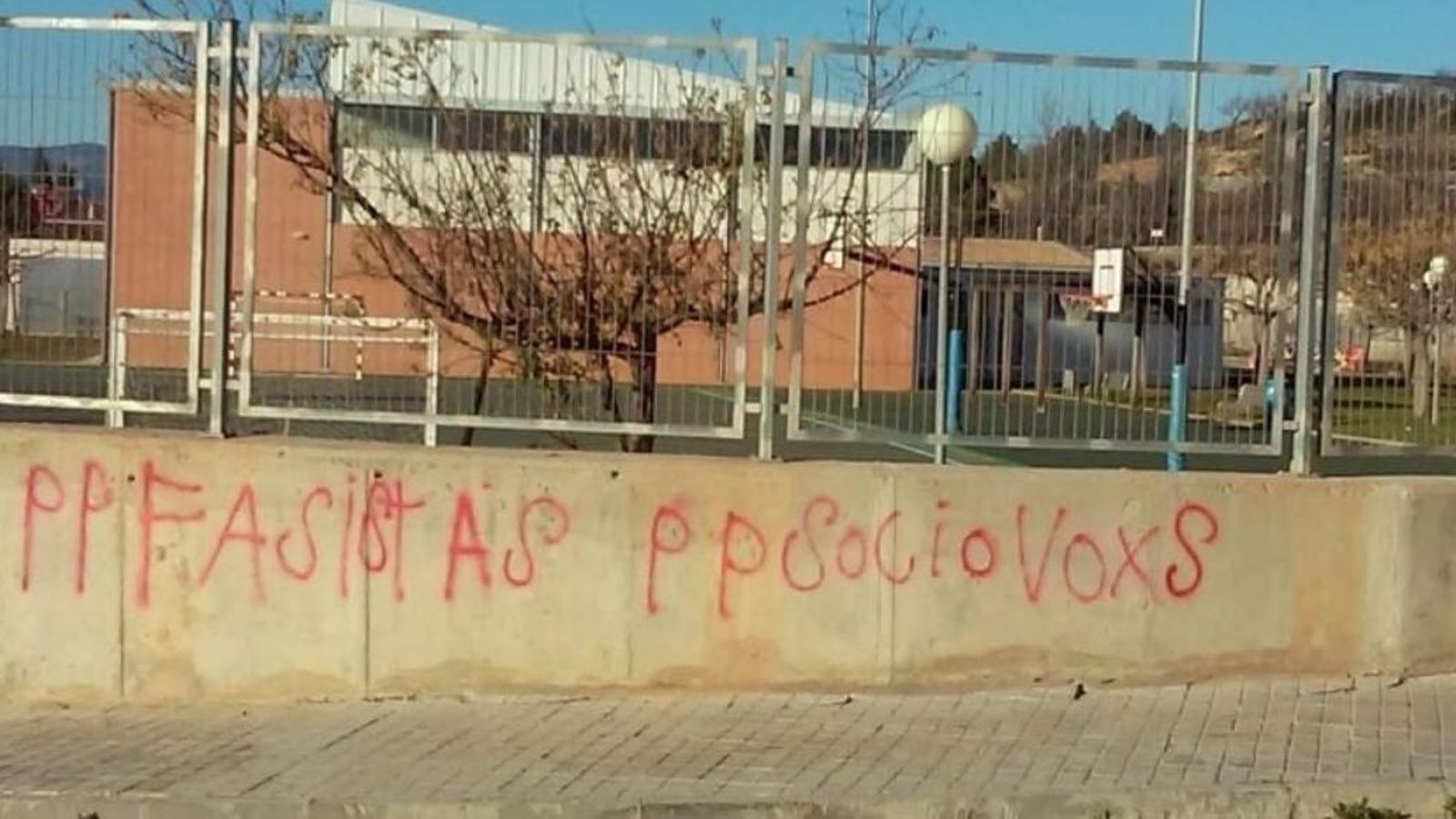El PP condemna unes pintades en un col·legi de Cabanes que titlen el partit de “feixista”