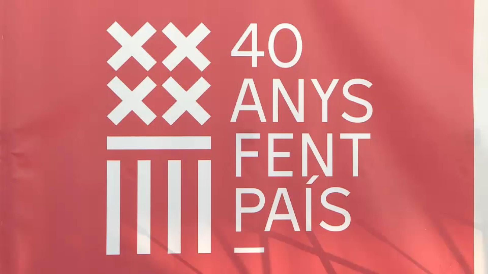 Detall d'una pancarta amb el lema escollit per al 40 aniversari de l'Estatut d'autonomia Detall d'una pancarta amb el lema escollit per al 40 aniversari de l'Estatut d'autonomia