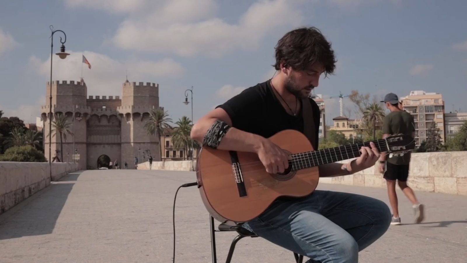 VÍDEO | "Si calla el cantor, calla la vida", una trentena d'artistes canten per una cultura segura